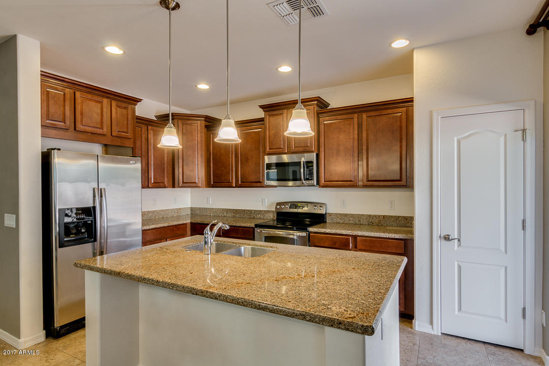 1672 South Roles Drive Gilbert, AZ 85295 - Photo 13 of 50 13-Roles