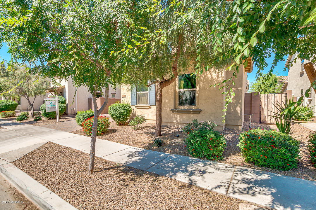 1672 South Roles Drive Gilbert, AZ 85295 - Photo 3 of 50 03-Roles