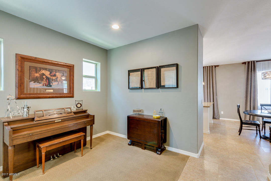 1672 South Roles Drive Gilbert, AZ 85295 - Photo 4 of 50 04-Roles