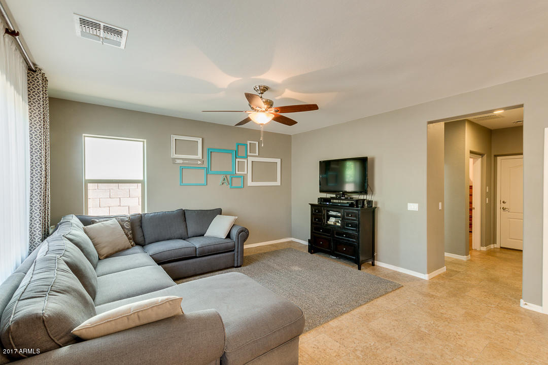 1672 South Roles Drive Gilbert, AZ 85295 - Photo 7 of 50 07-Roles