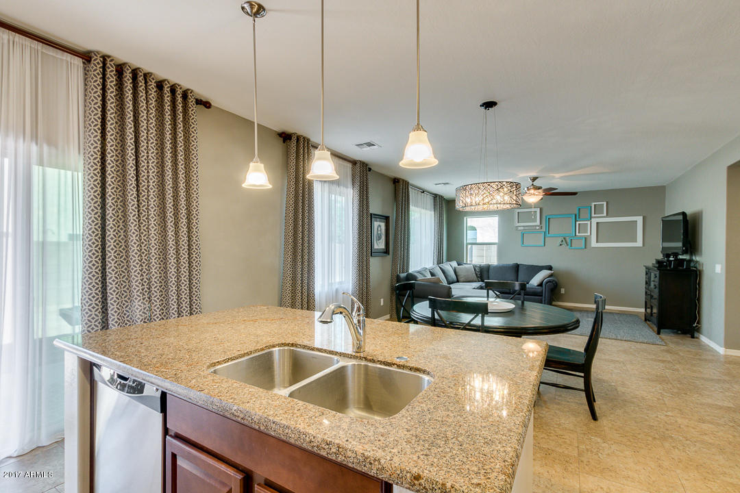 1672 South Roles Drive Gilbert, AZ 85295 - Photo 10 of 50 10-Roles