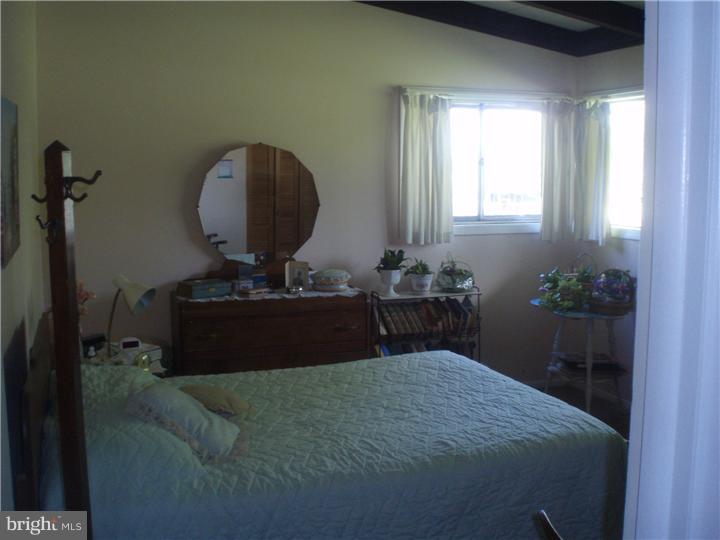 104 Valley Green Drive Aston, PA 19014 - Photo 13 of 20 a bedroom with a bed and a potted plant