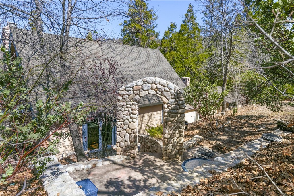 28916 North Shore Road Lake Arrowhead, CA 92352 - Photo 40 of 47
