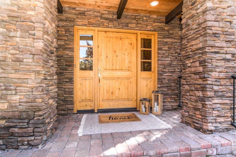 61484 Southwest Longview Street Bend, OR 97702 - Photo 2 of 33 2