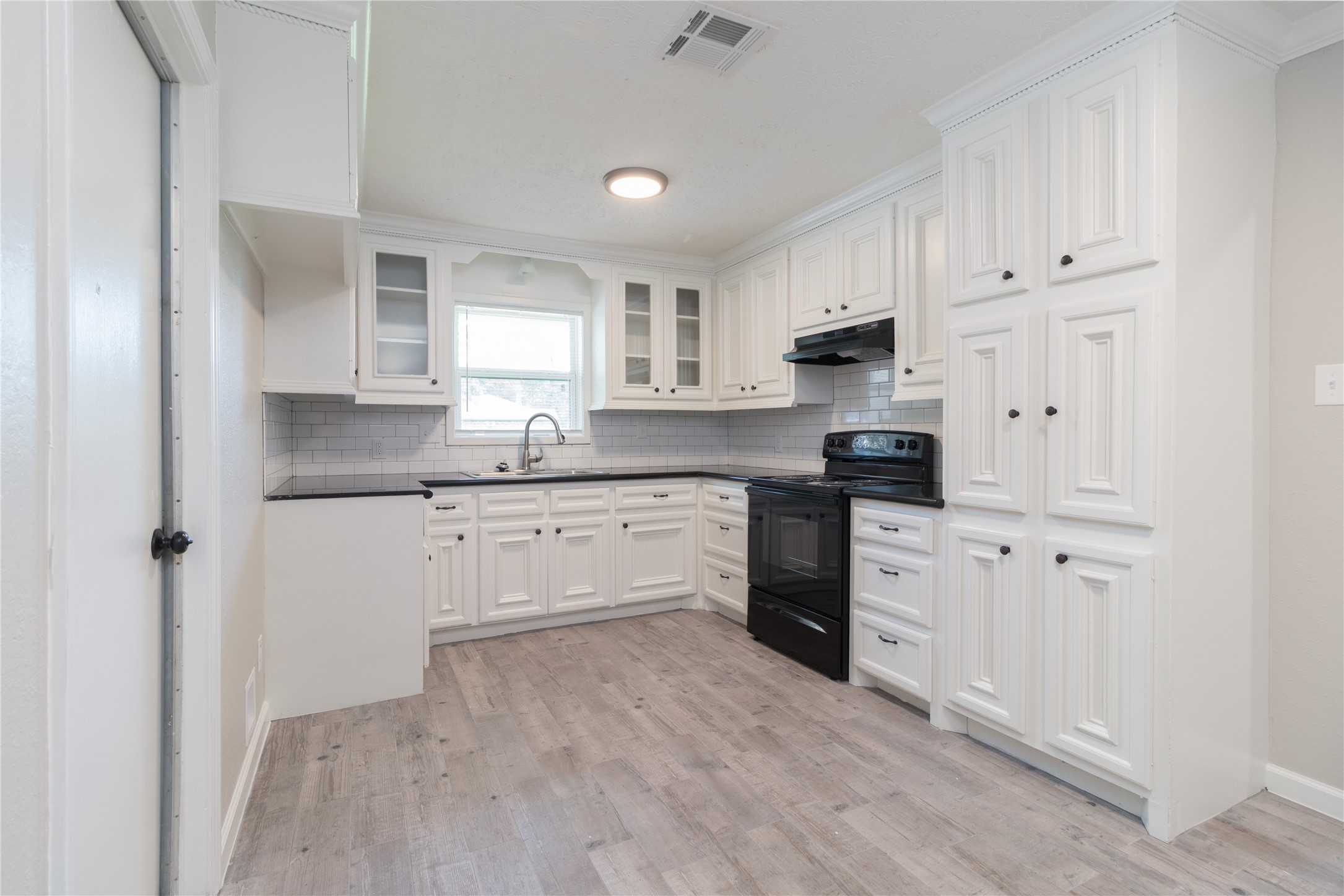9603 Seeker Street Houston, TX 77078 - Photo 7 of 21 a kitchen with granite countertop white cabinets and white appliances