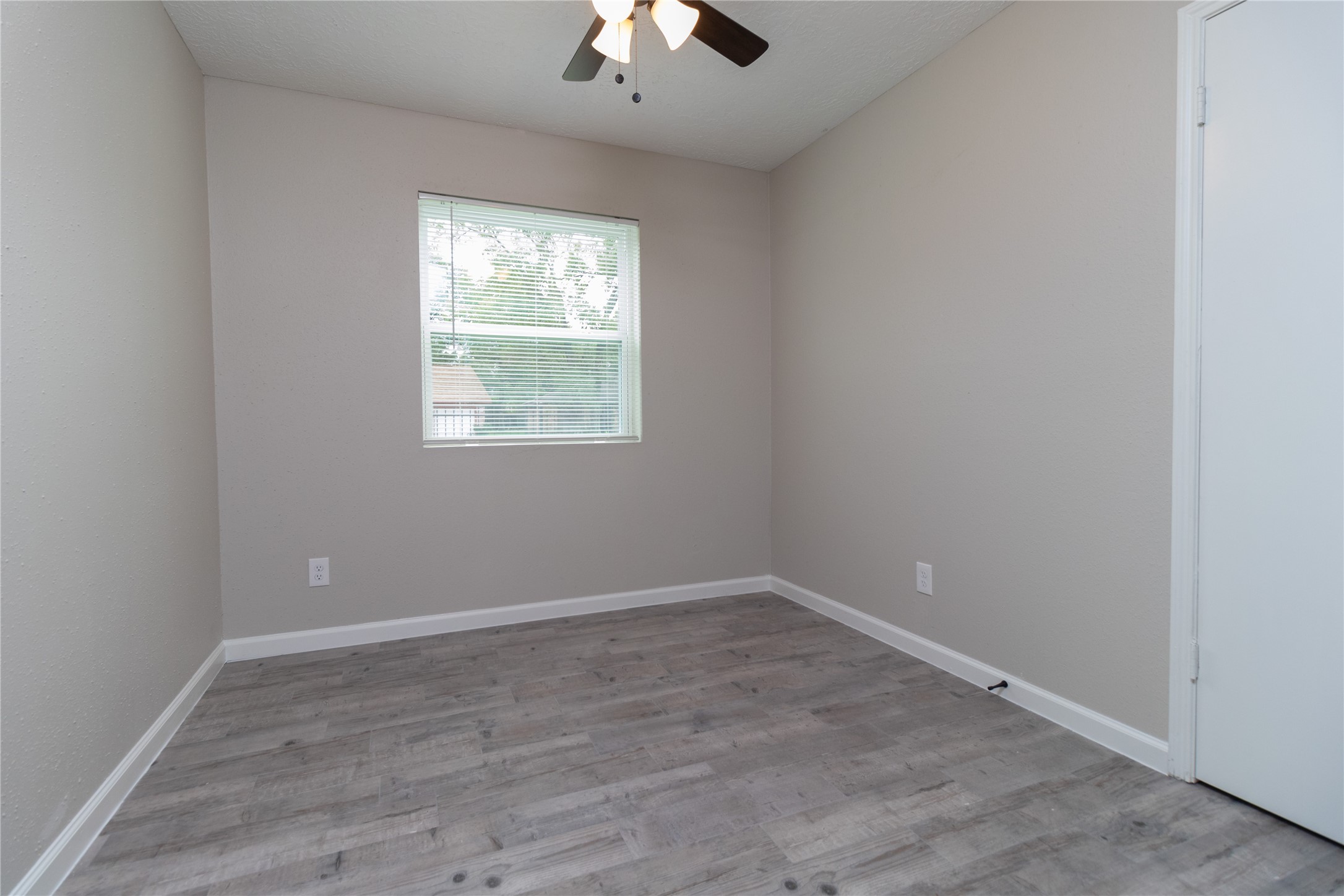 9603 Seeker Street Houston, TX 77078 - Photo 9 of 21 an empty room with a window
