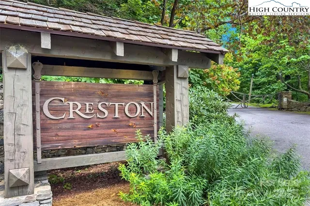 a sign that is sitting on a wooden wall