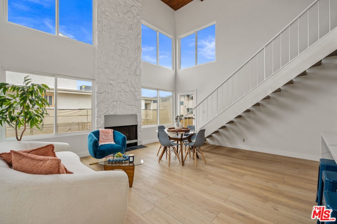 16 Quarterdeck Street, Unit 301 Marina del Rey, CA 90292 - Photo 4 of 30