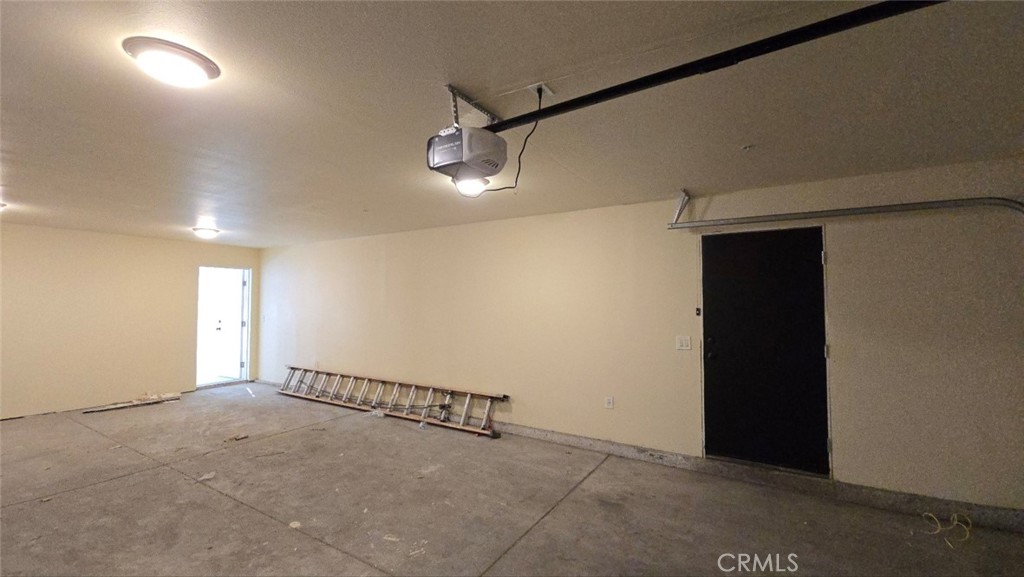 10415 South Avalon Boulevard Los Angeles, CA 90003 - Photo 9 of 40 en empty room with windows