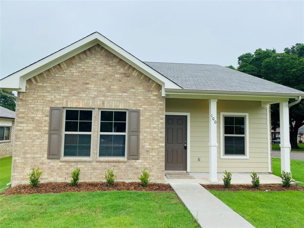 a view of front a house with a yard