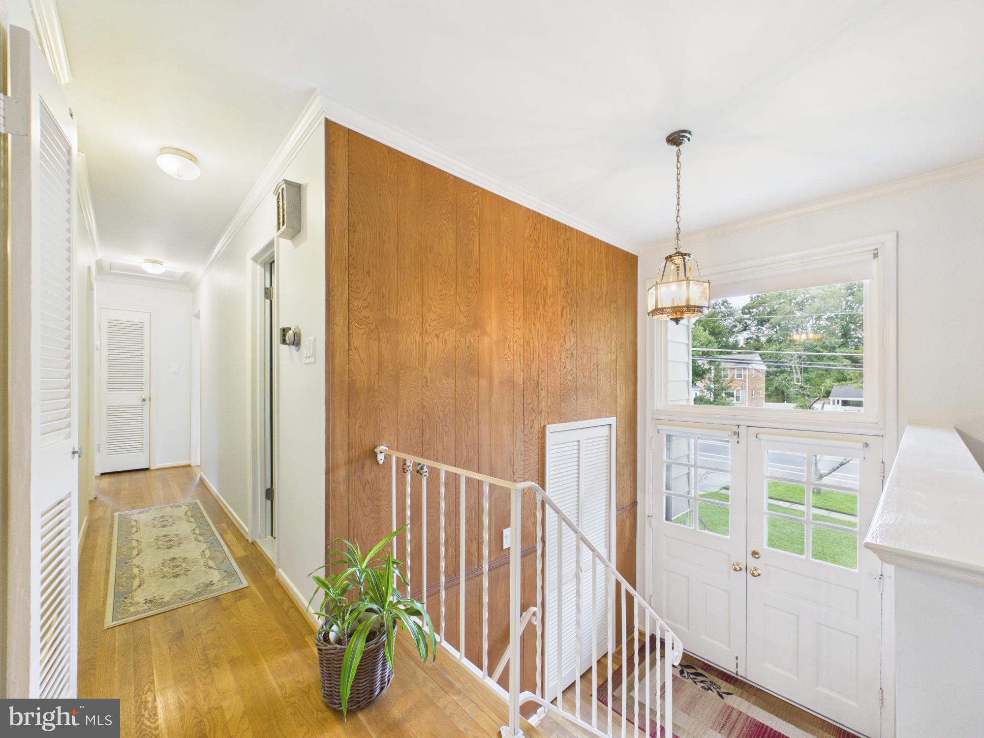 8714 Old Courthouse Road Vienna, VA 22182 - Photo 4 of 39 Classic split foyer