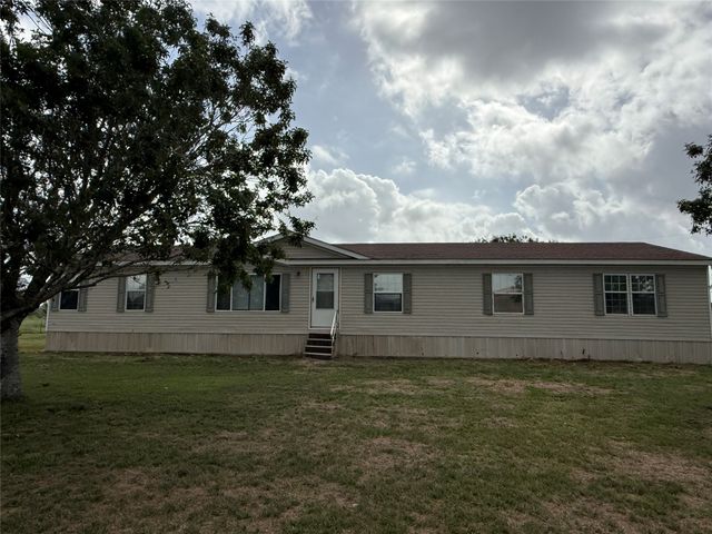 $475,000 | 383 County Road 233, Hallettsville, TX 77964