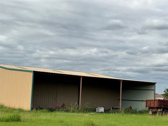 $475,000 | 383 County Road 233, Hallettsville, TX 77964