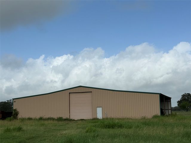 $475,000 | 383 County Road 233, Hallettsville, TX 77964