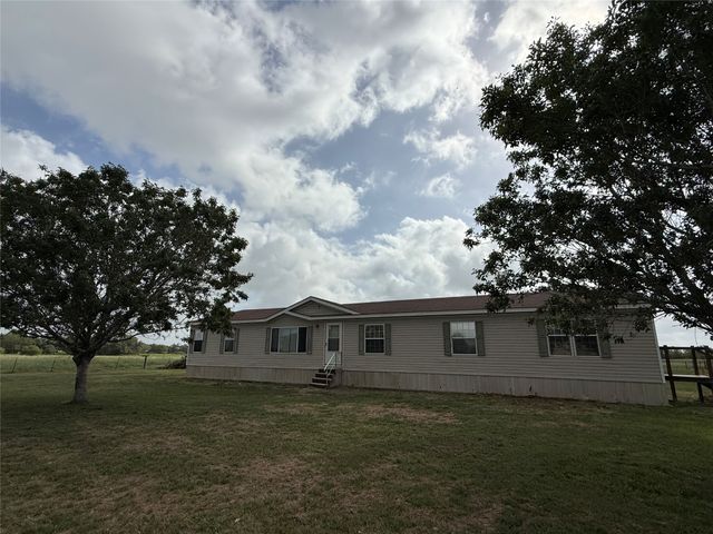 $475,000 | 383 County Road 233, Hallettsville, TX 77964