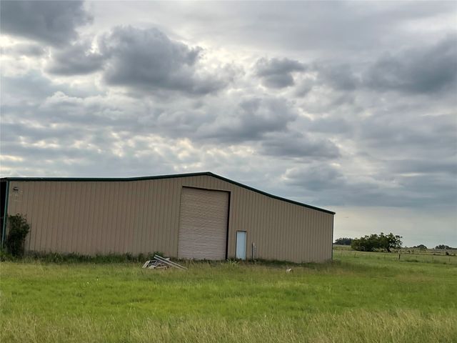 $475,000 | 383 County Road 233, Hallettsville, TX 77964