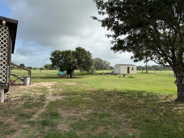 $475,000 | 383 County Road 233, Hallettsville, TX 77964