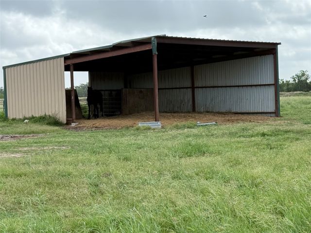 $475,000 | 383 County Road 233, Hallettsville, TX 77964