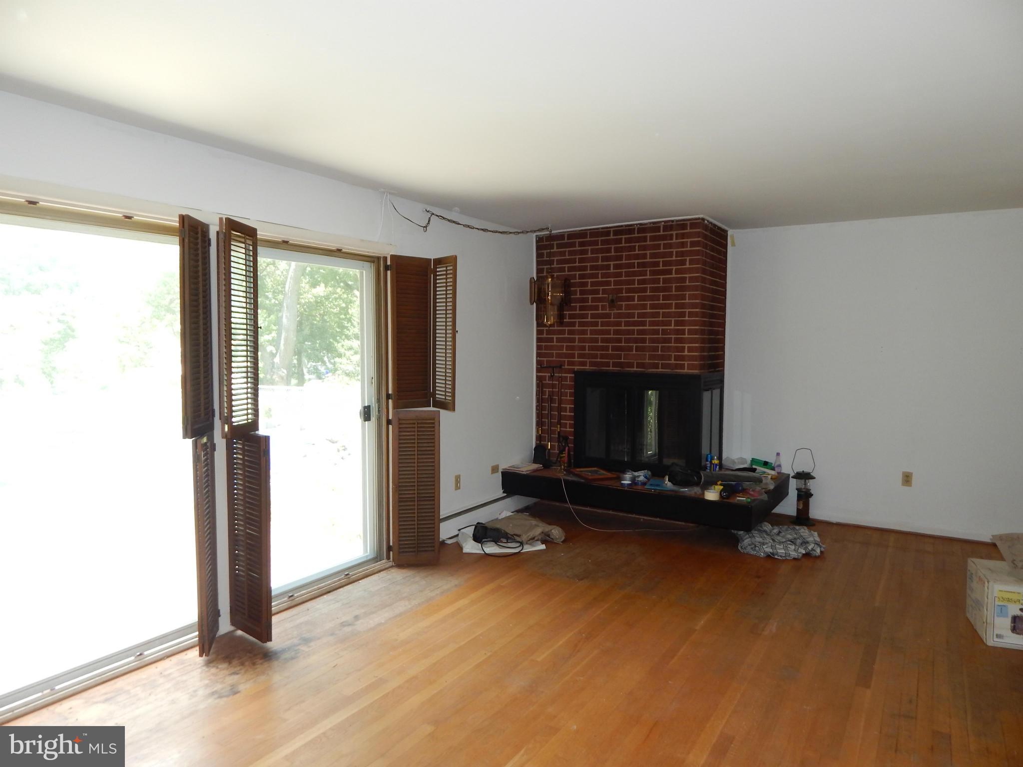 1725 Briggs Chaney Road Silver Spring, MD 20905 - Photo 7 of 28 Living Room
