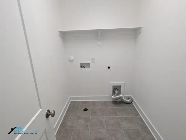 a view of room with washing machine