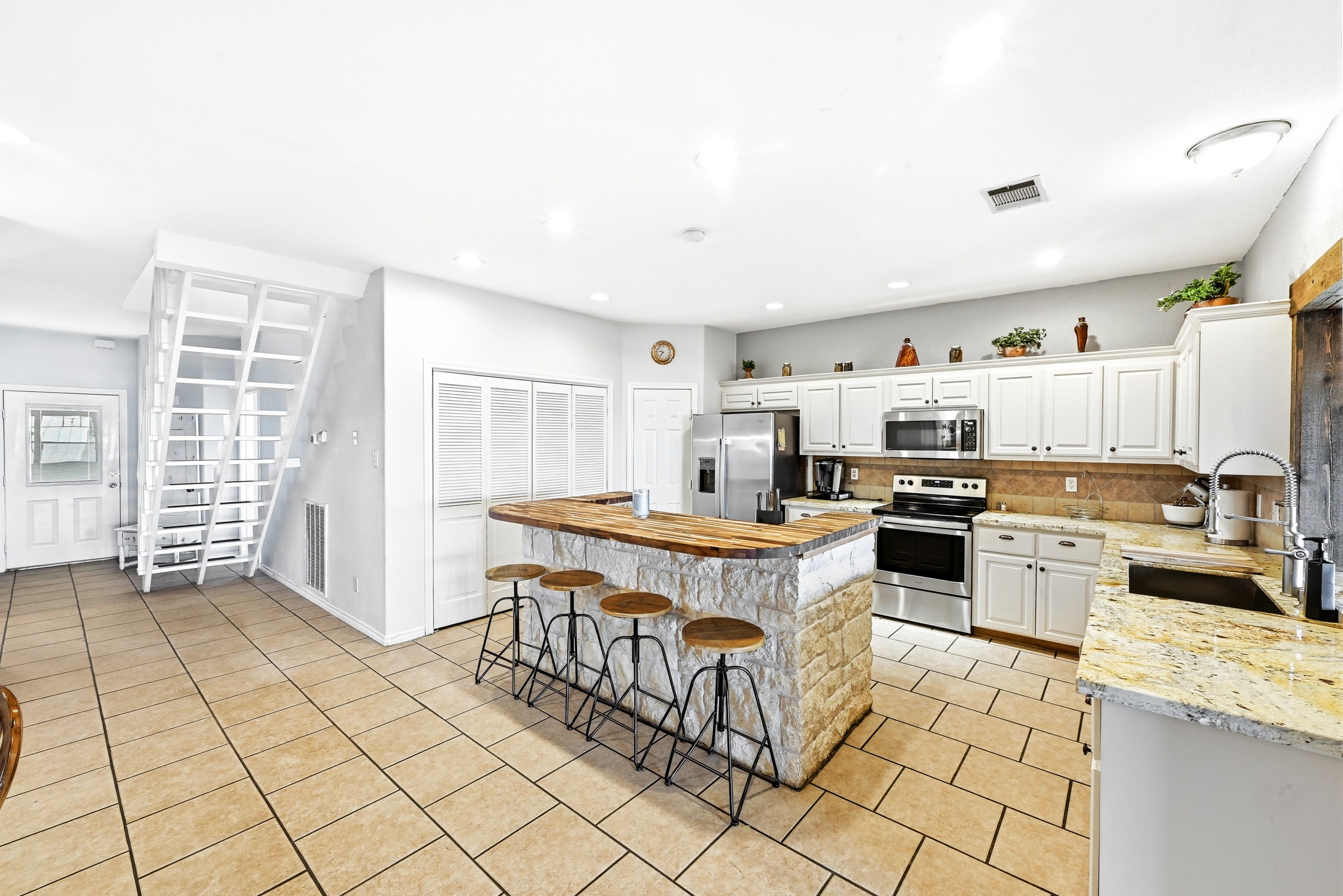 127 KLBJ Road Smithville, TX 78957 - Photo 7 of 39