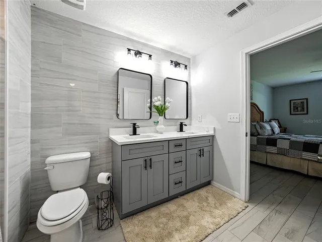 a view of a house with backyard