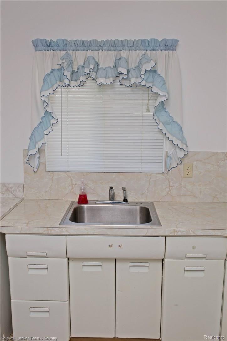 4323 Marcus Road Waterford, MI 48329 - Photo 6 of 36 IMG_4230.JPG