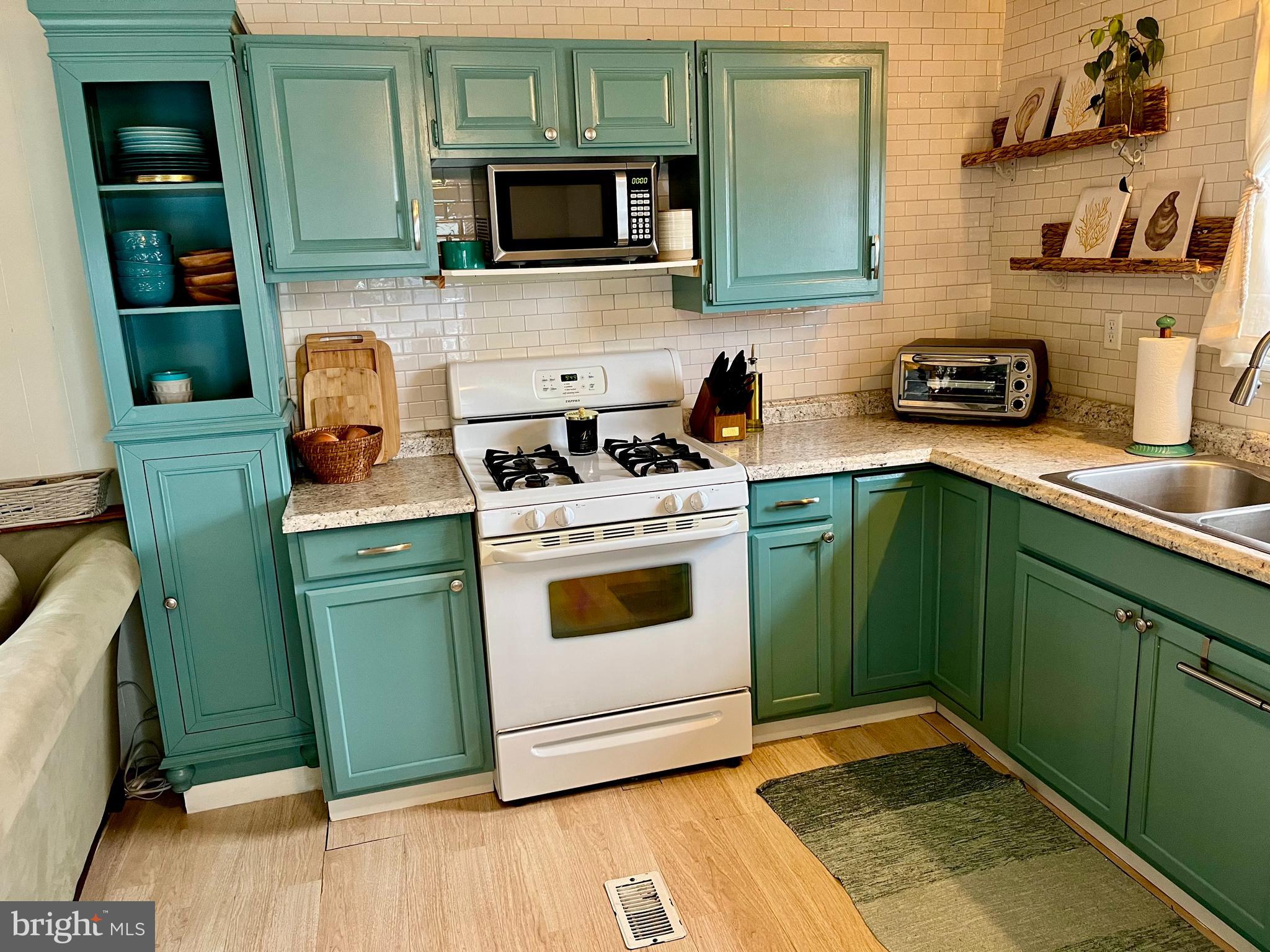 38230 Possum Road, Unit 14028 Ocean View, DE 19970 - Photo 5 of 60 kitchen with gas stove