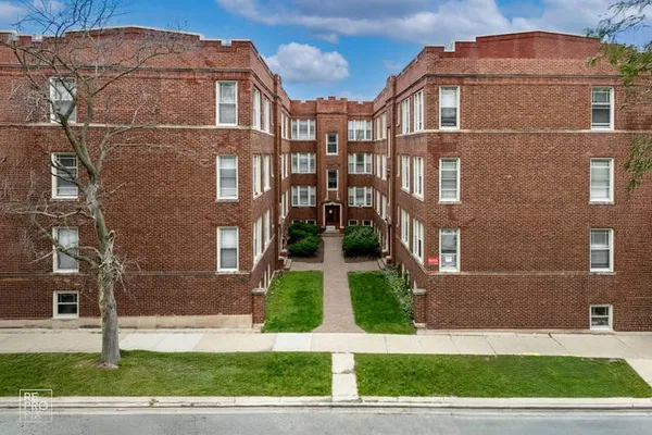 $2,495 | 6967 North Bell Avenue, Unit 3, Chicago, IL 60645