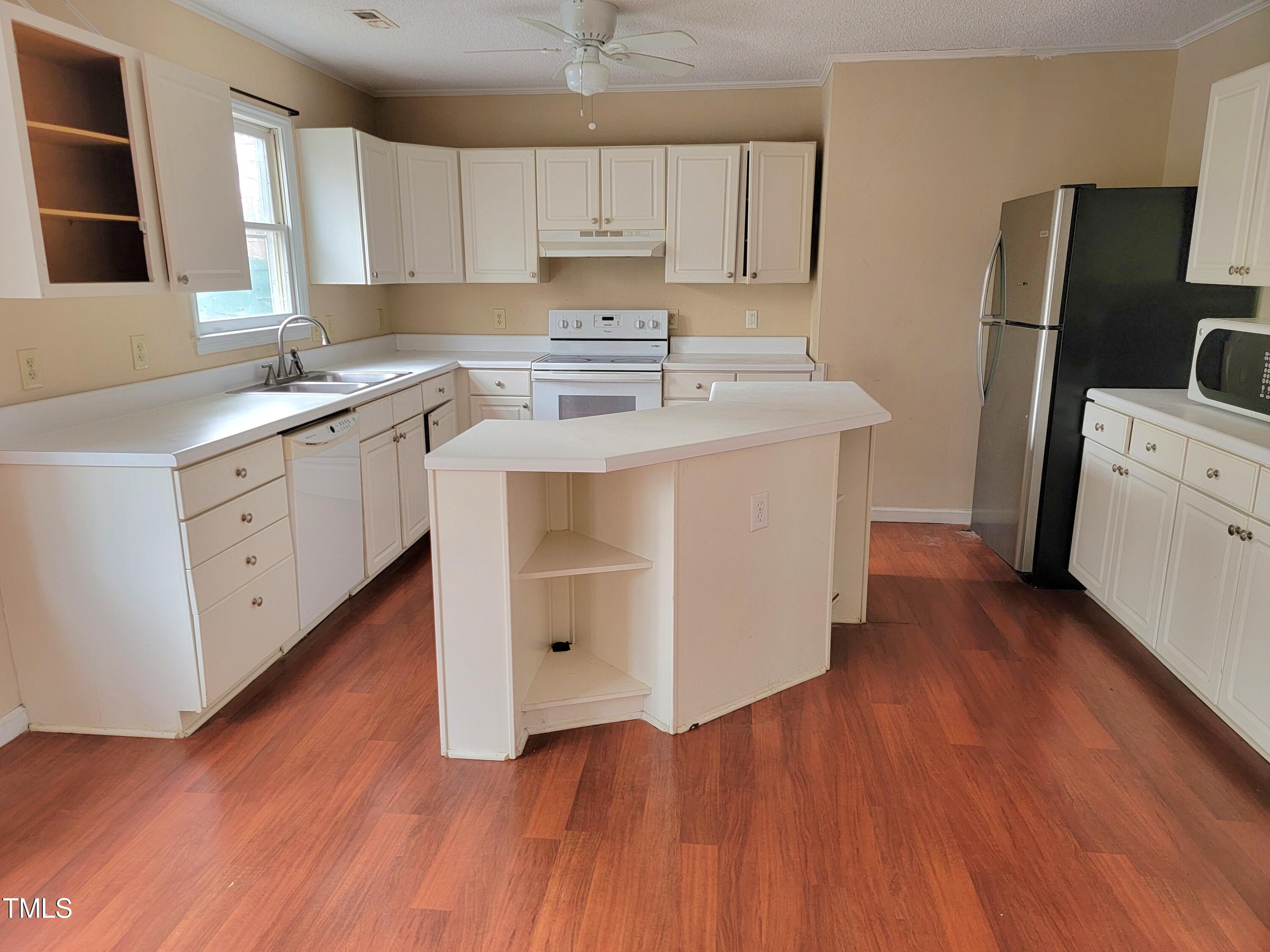 5604 Torness Court Raleigh, NC 27604 - Photo 3 of 23 20230111_115431 (1)