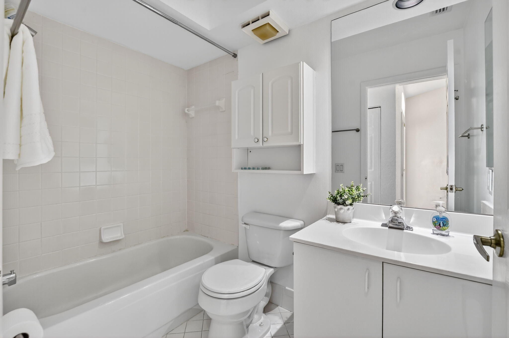 17215 Boca Club Boulevard, Unit 2 Boca Raton, FL 33487 - Photo 21 of 35 Bathroom 2