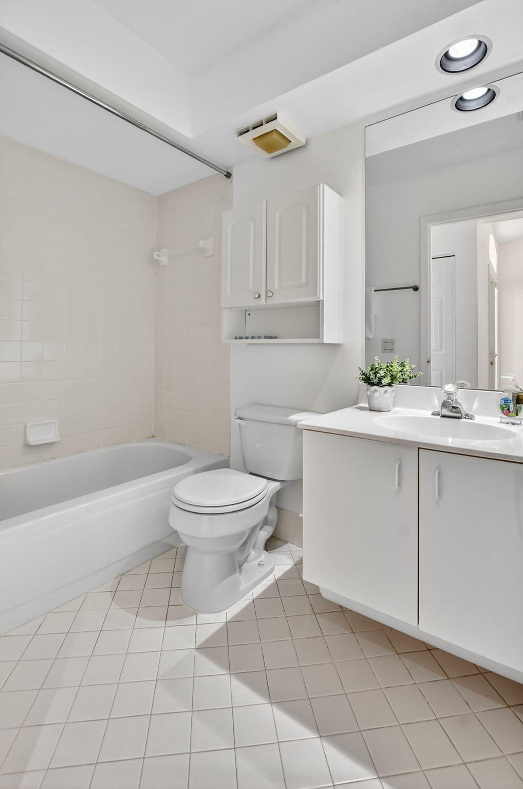 17215 Boca Club Boulevard, Unit 2 Boca Raton, FL 33487 - Photo 22 of 35 Bathroom 2