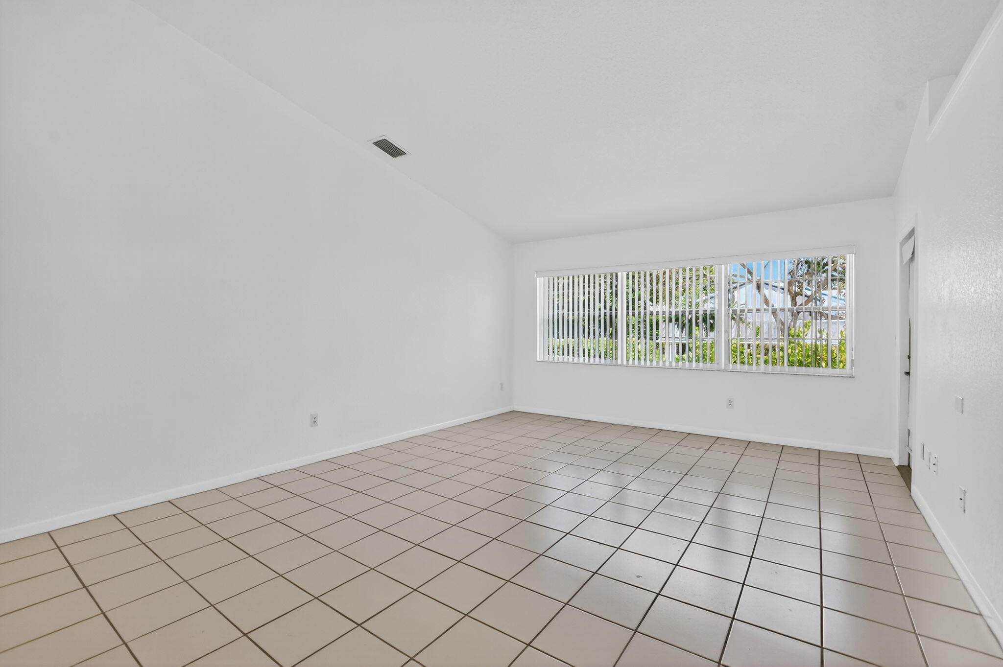 17215 Boca Club Boulevard, Unit 2 Boca Raton, FL 33487 - Photo 8 of 35 Living room