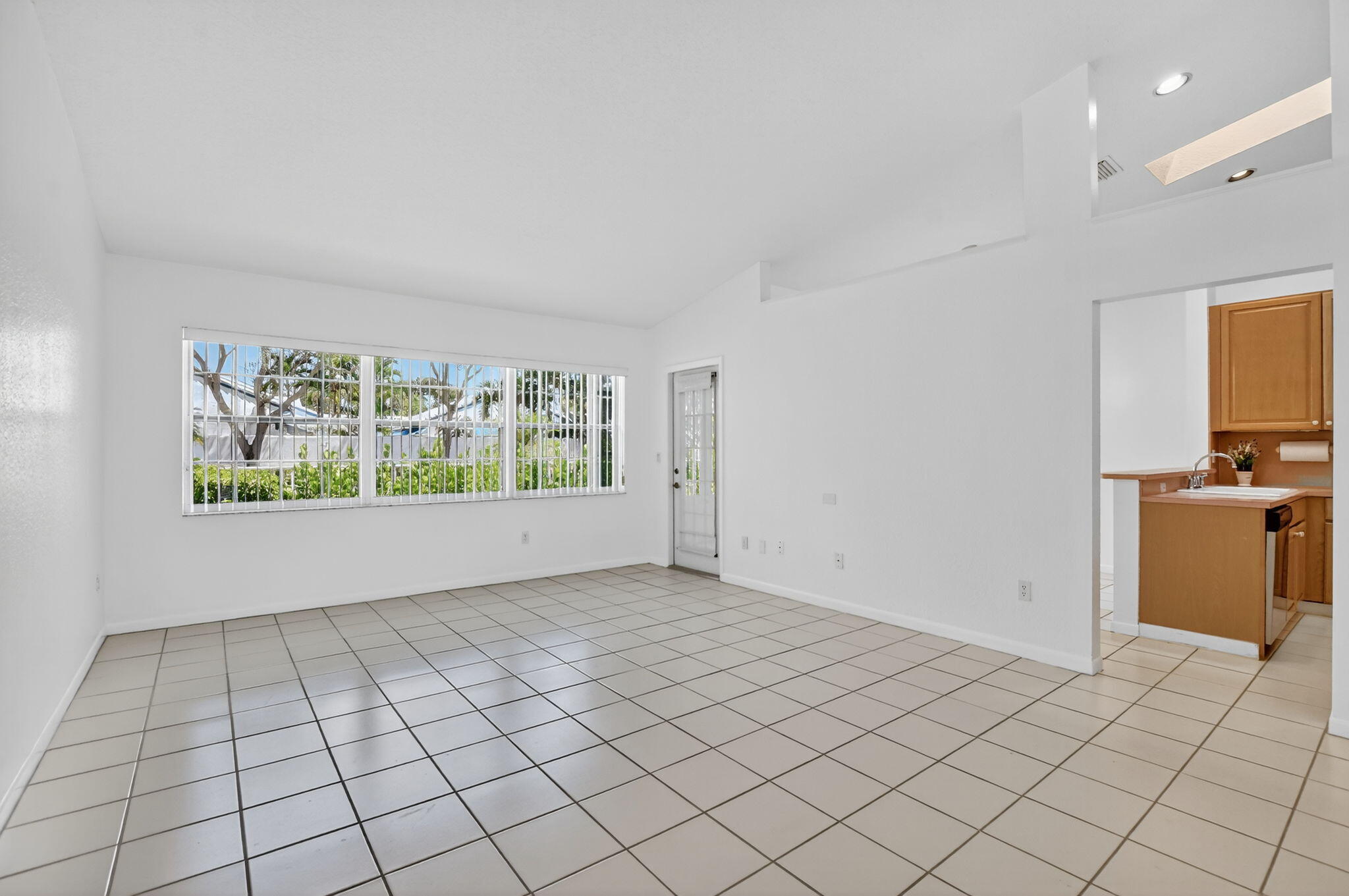 17215 Boca Club Boulevard, Unit 2 Boca Raton, FL 33487 - Photo 9 of 35 Living room