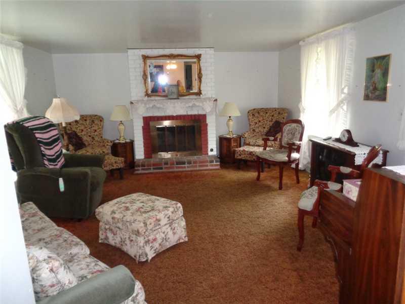 312 Mercer Road Greenville, PA 16125 - Photo 8 of 16 Living Room.
