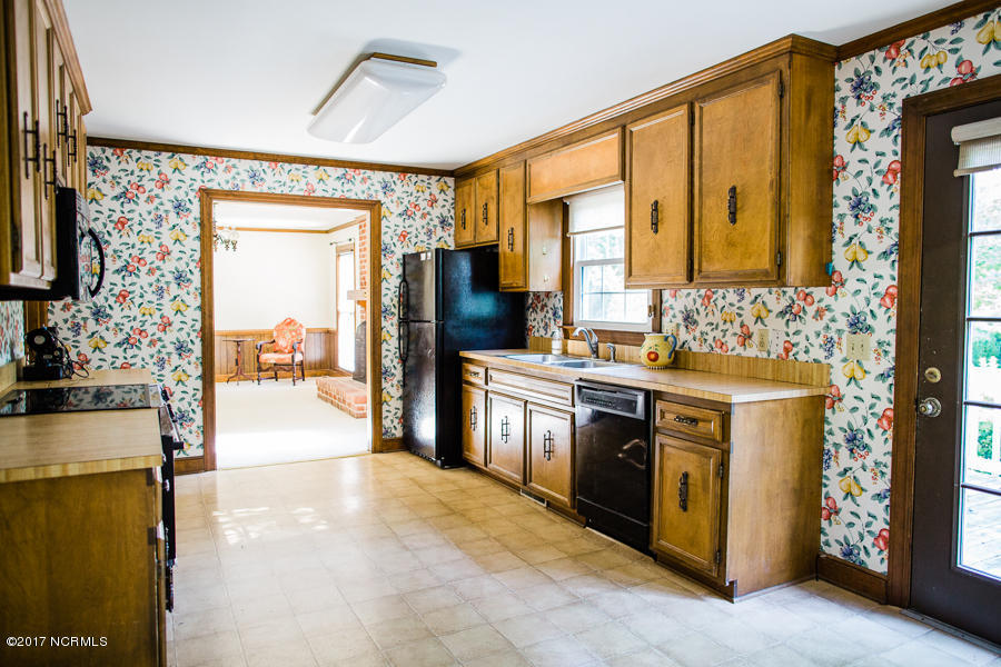 1903 Stanton Road Kinston, NC 28504 - Photo 6 of 23 Kitchen