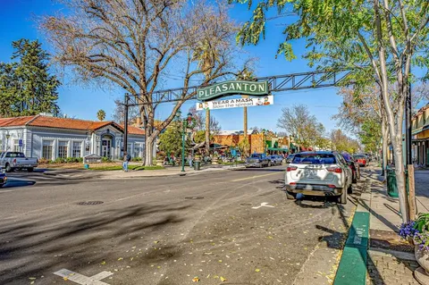 $1,349,000 | 297-297 Del Valle Court, Pleasanton, CA 94566