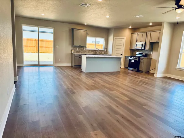 $2,250 | 15521 Greenhouse Way, Lindale, TX 75771