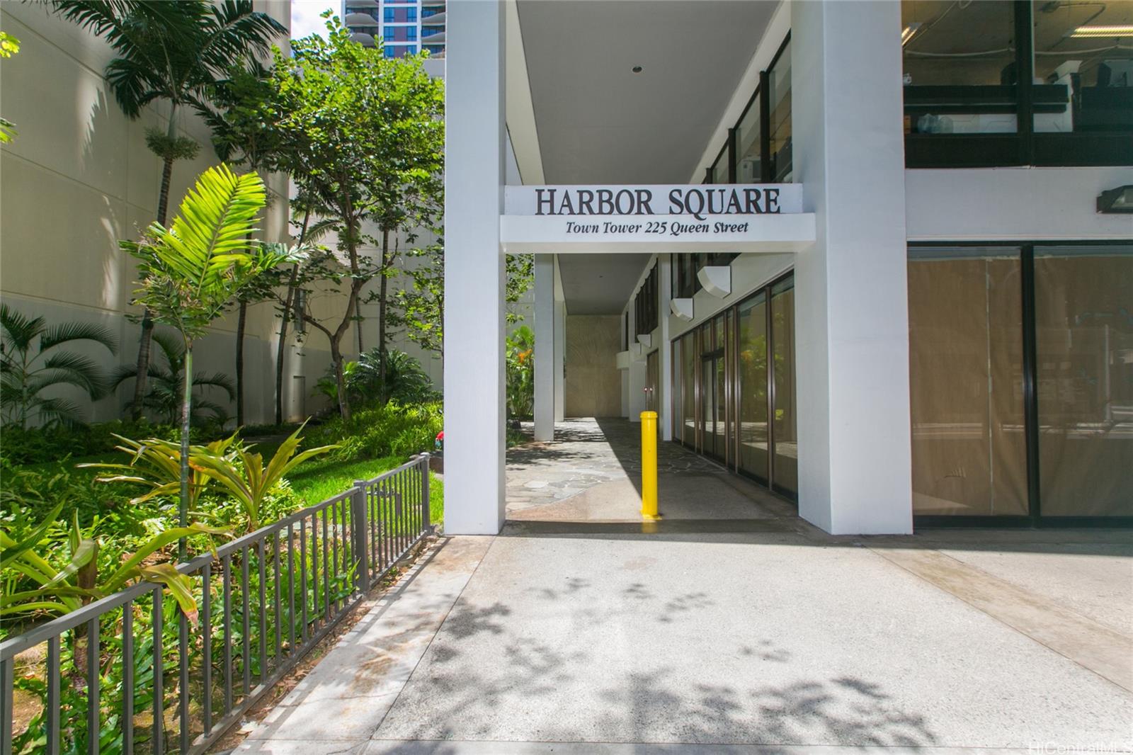 225 Queen Street, Unit 20D Honolulu, HI 96813 - Photo 20 of 25 225 Queen St. entrance