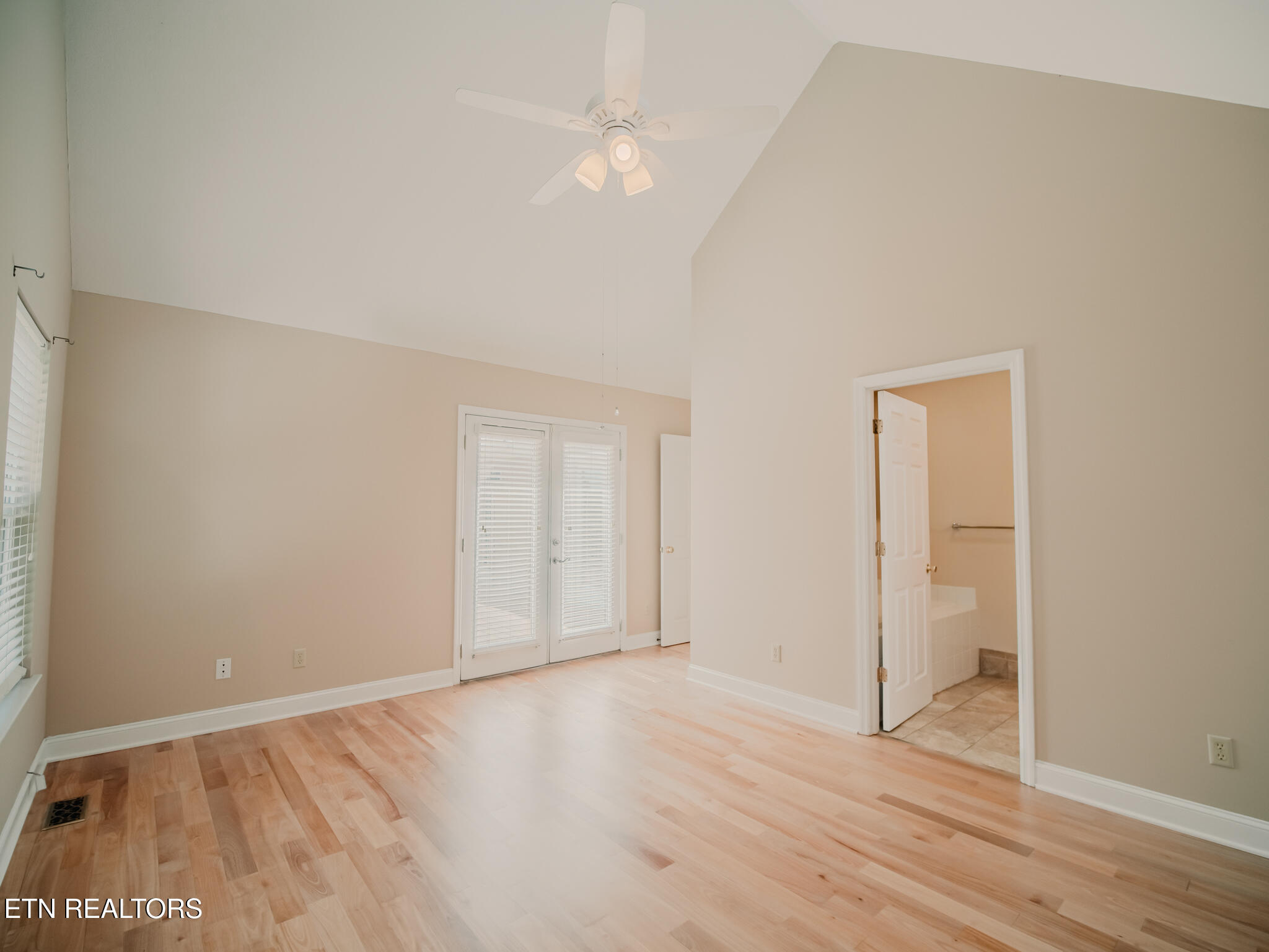 116 Deer Path Trail Vonore, TN 37885 - Photo 22 of 60 Owner's Ensuite