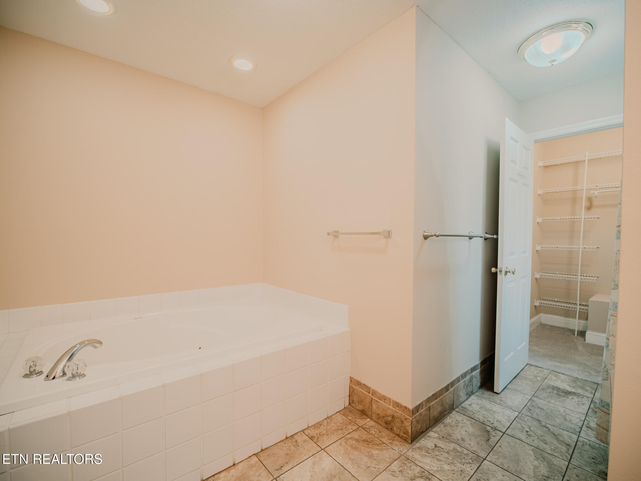 116 Deer Path Trail Vonore, TN 37885 - Photo 24 of 60 Ensuite