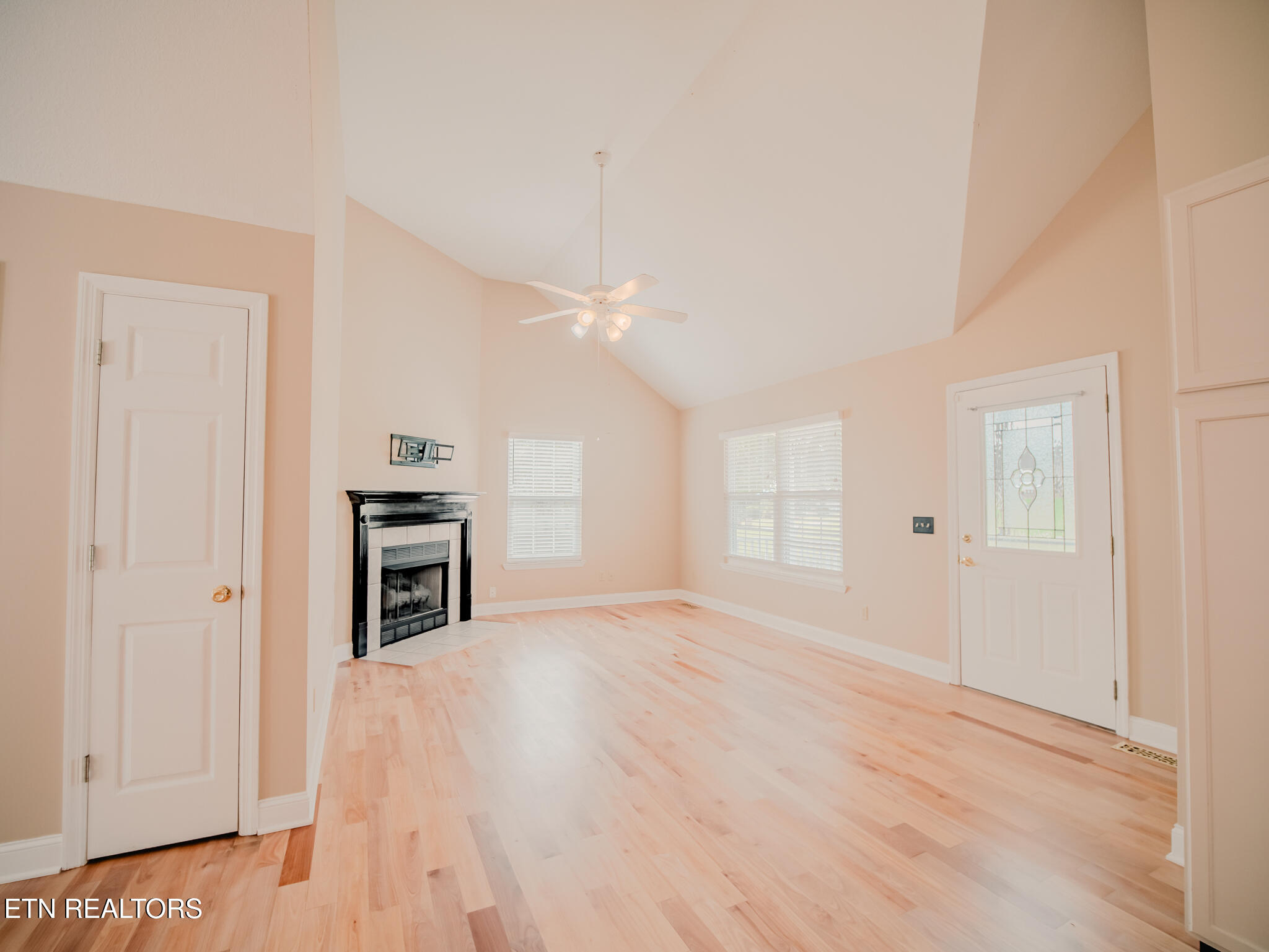 116 Deer Path Trail Vonore, TN 37885 - Photo 5 of 60 Living Room