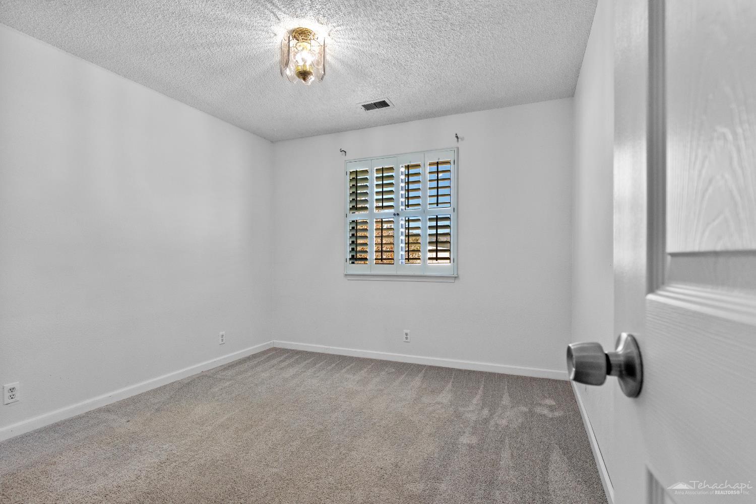 30461 South Valley Road Tehachapi, CA 93561 - Photo 11 of 27 Gallery Image 11