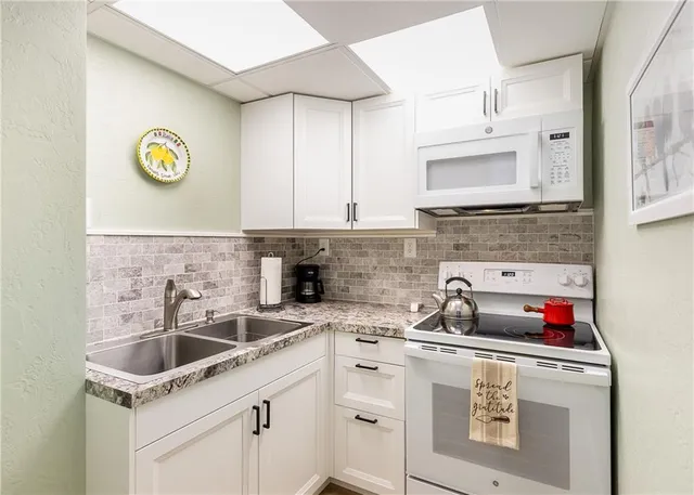 $475,000 | 7203 Northwest Eastside Drive, Weatherby Lake, MO 64152