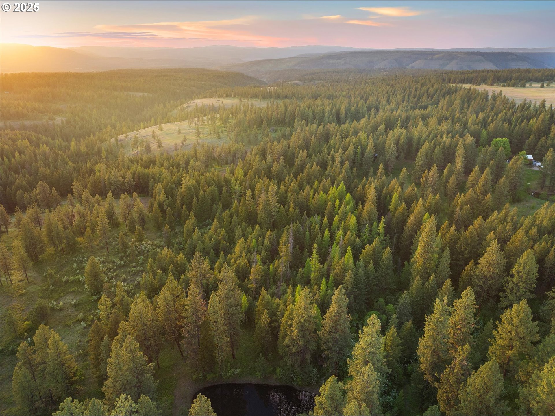 74576 Thompson Road Elgin, OR 97827 - Photo 17 of 47 a view of a city with an ocean