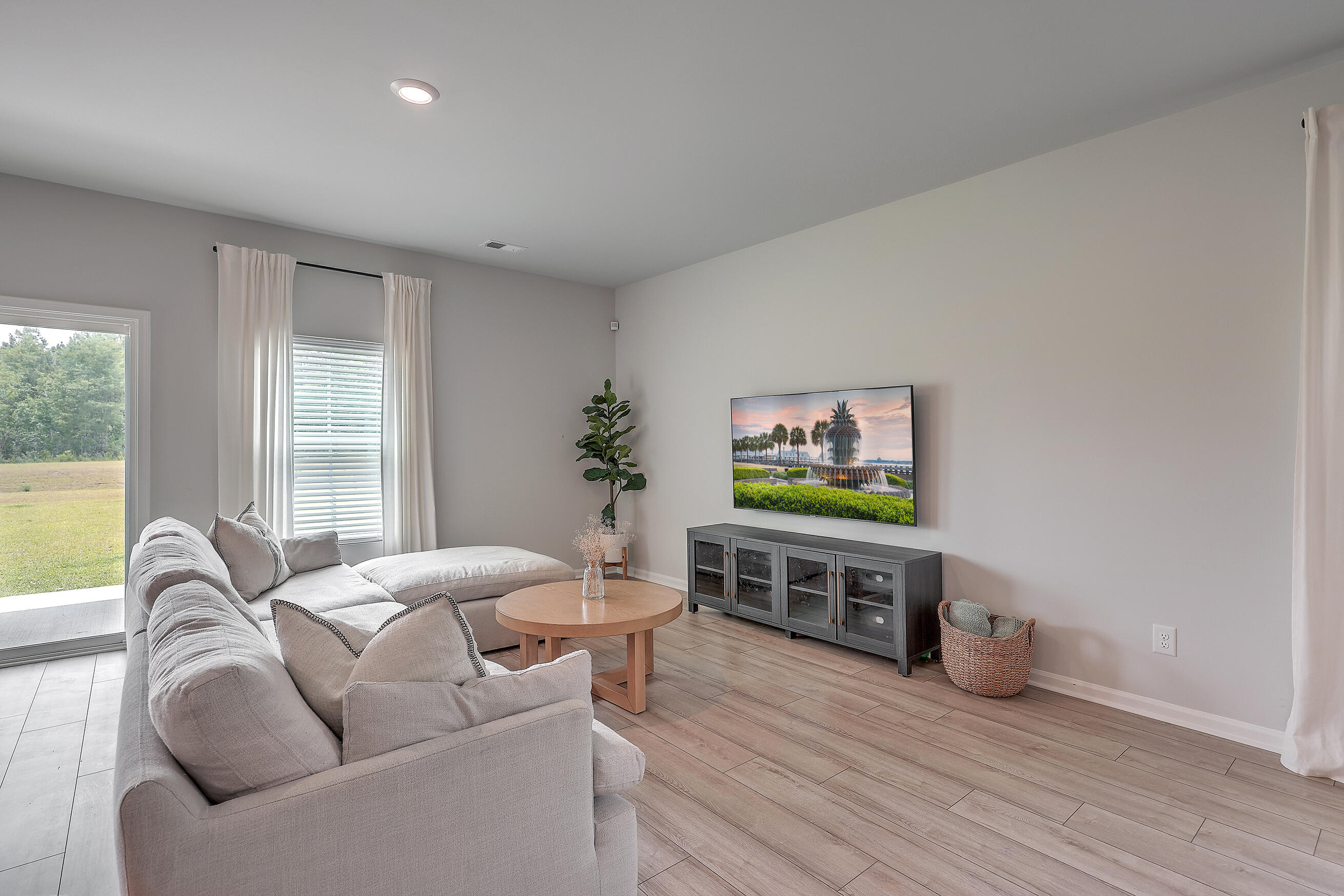 608 Spanish Wells Road Summerville, SC 29486 - Photo 6 of 31 Living Room