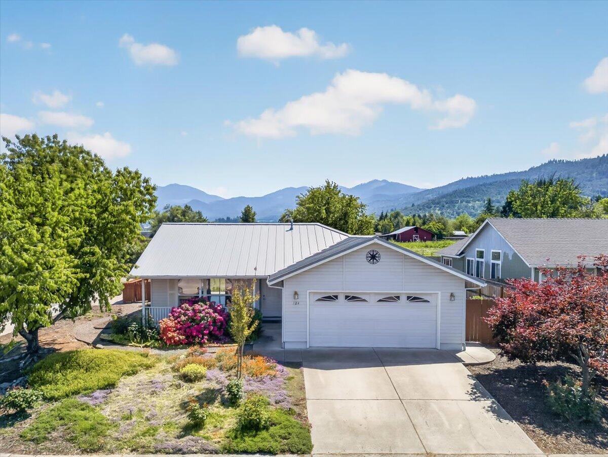 124 Samuel Lane Phoenix, OR 97535 - Photo 1 of 42 01-1