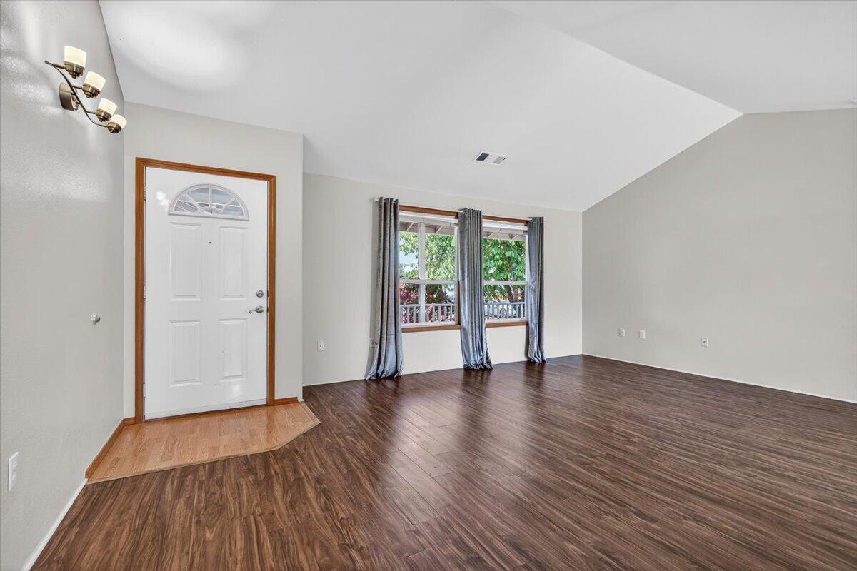 124 Samuel Lane Phoenix, OR 97535 - Photo 11 of 42 09-9