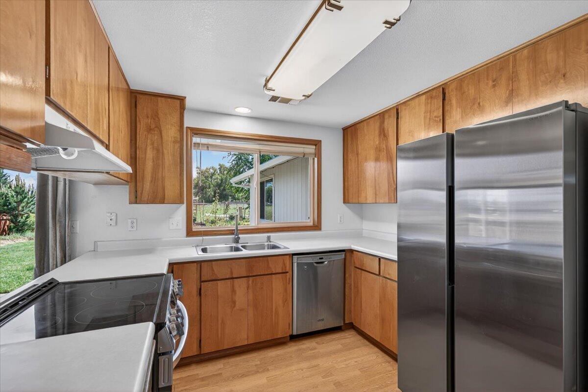 124 Samuel Lane Phoenix, OR 97535 - Photo 14 of 42 12-12