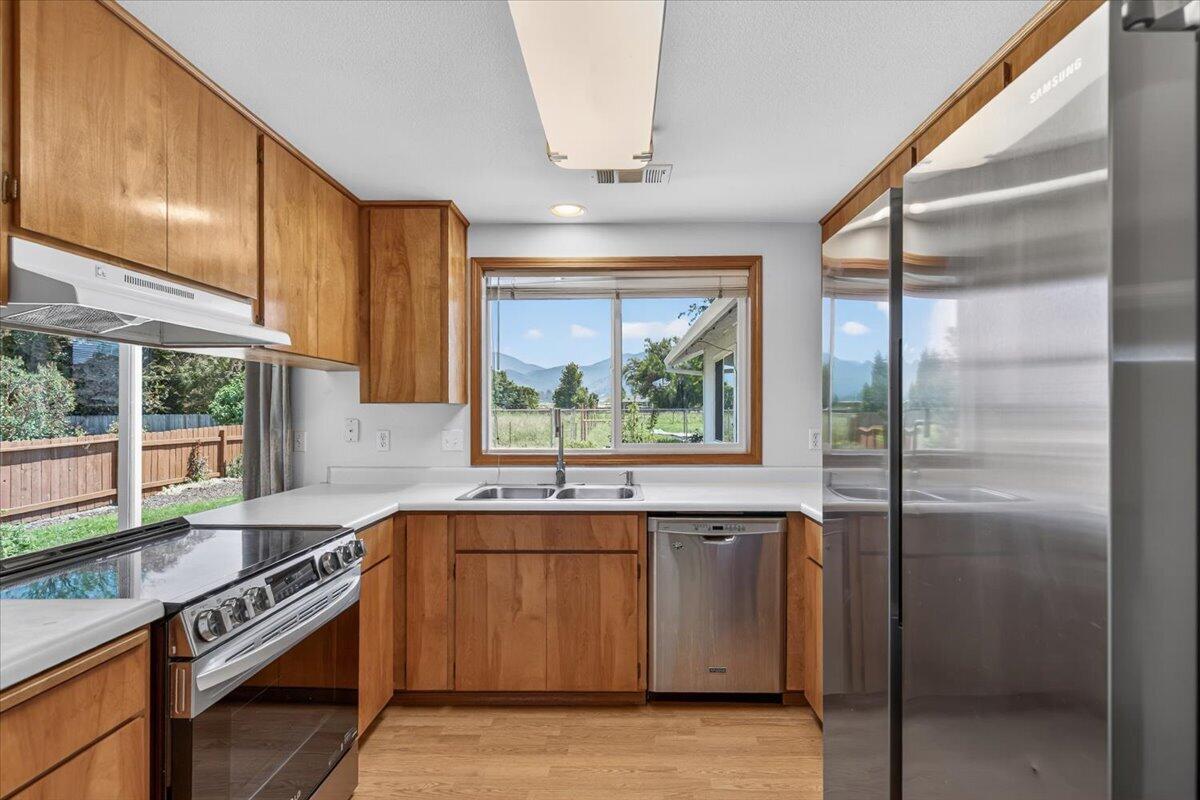 124 Samuel Lane Phoenix, OR 97535 - Photo 15 of 42 13-13